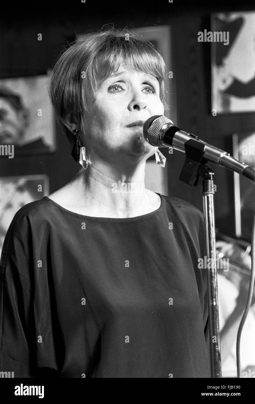 La cantante Barbara Lea, durante una performance al Red Blazer troppo jazz club di New York City. La data è sconosciuto, ma è probabile Foto Stock