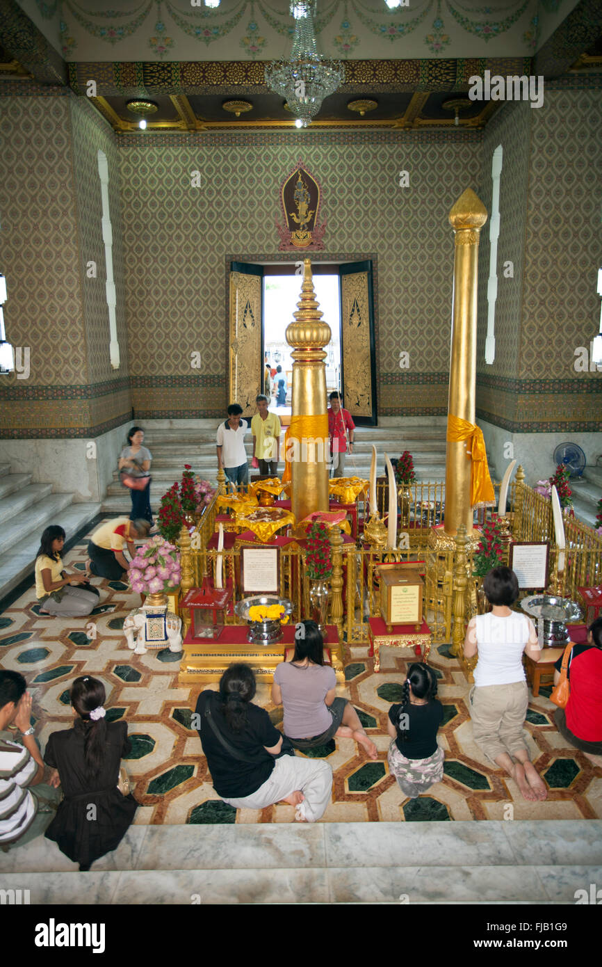 Popolo Thai rendendo omaggio al pilastro della Città di Bangkok Foto Stock