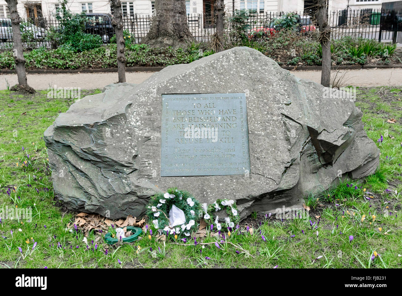 La pietra commemorativa dell'osservatore di coscienza dell'artista Paul Wehrle, un monumento commemorativo a Tavistock Square, Londra, Regno Unito Foto Stock