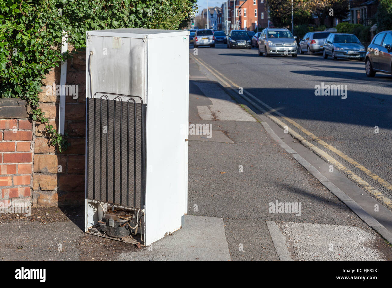 Oggetto indesiderato. Scartato un frigorifero con congelatore a sinistra su una strada marciapiede, Nottinghamshire, England, Regno Unito Foto Stock