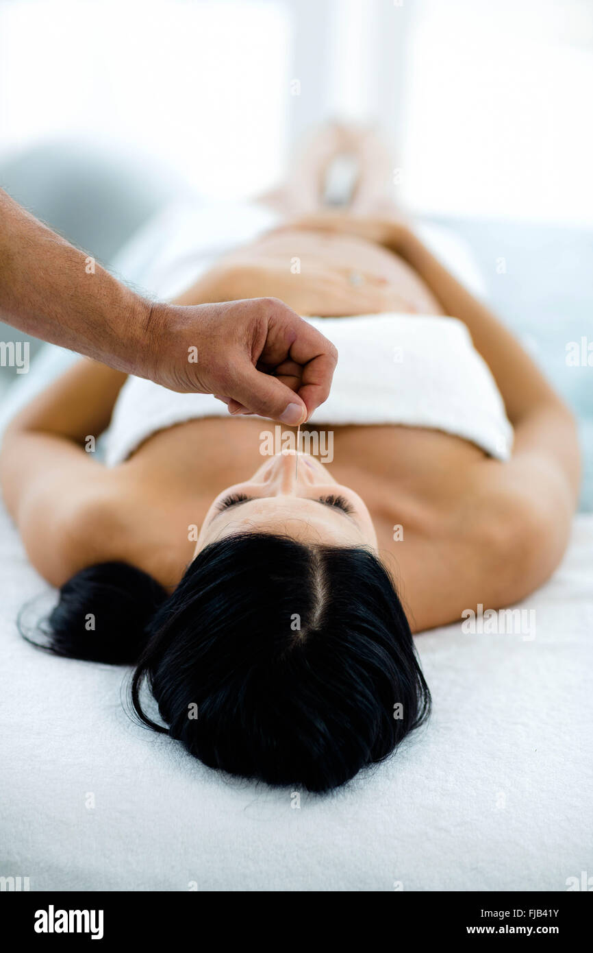 Donna incinta riceve un trattamento spa dal massaggiatore Foto Stock