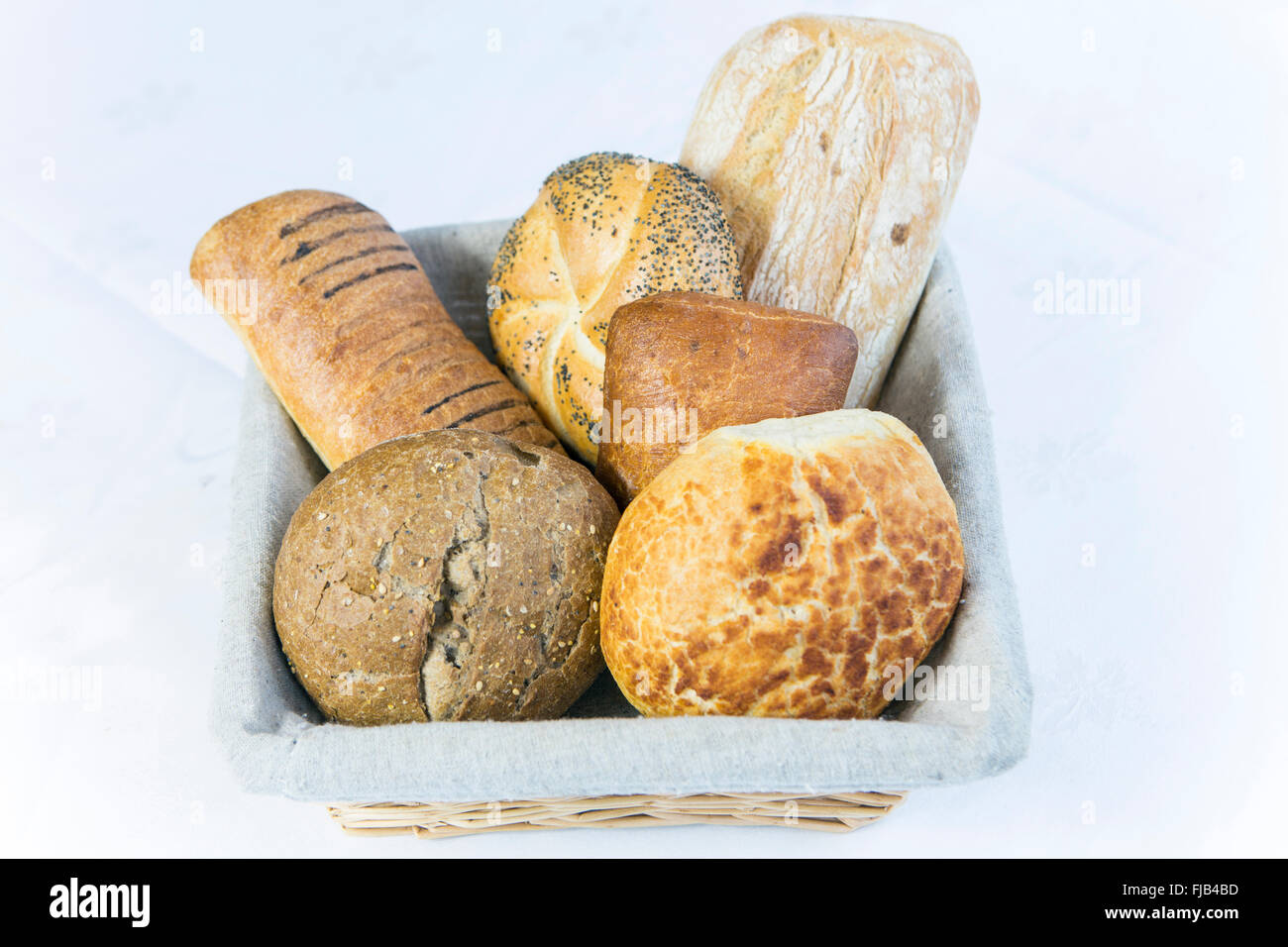 Il pane in un cestino del pane Foto Stock