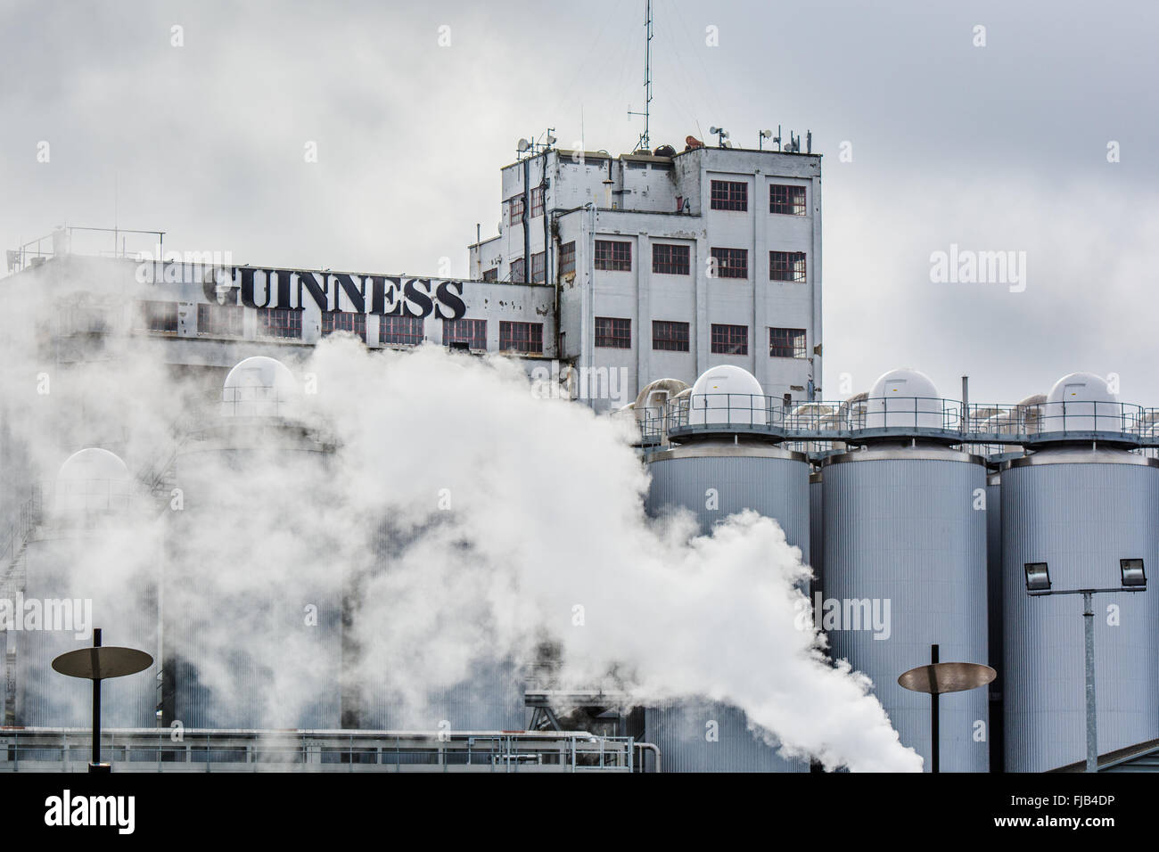 Simbolo di Guinness e di produzione presso la fabbrica della Guinness a Dublino in Irlanda Foto Stock
