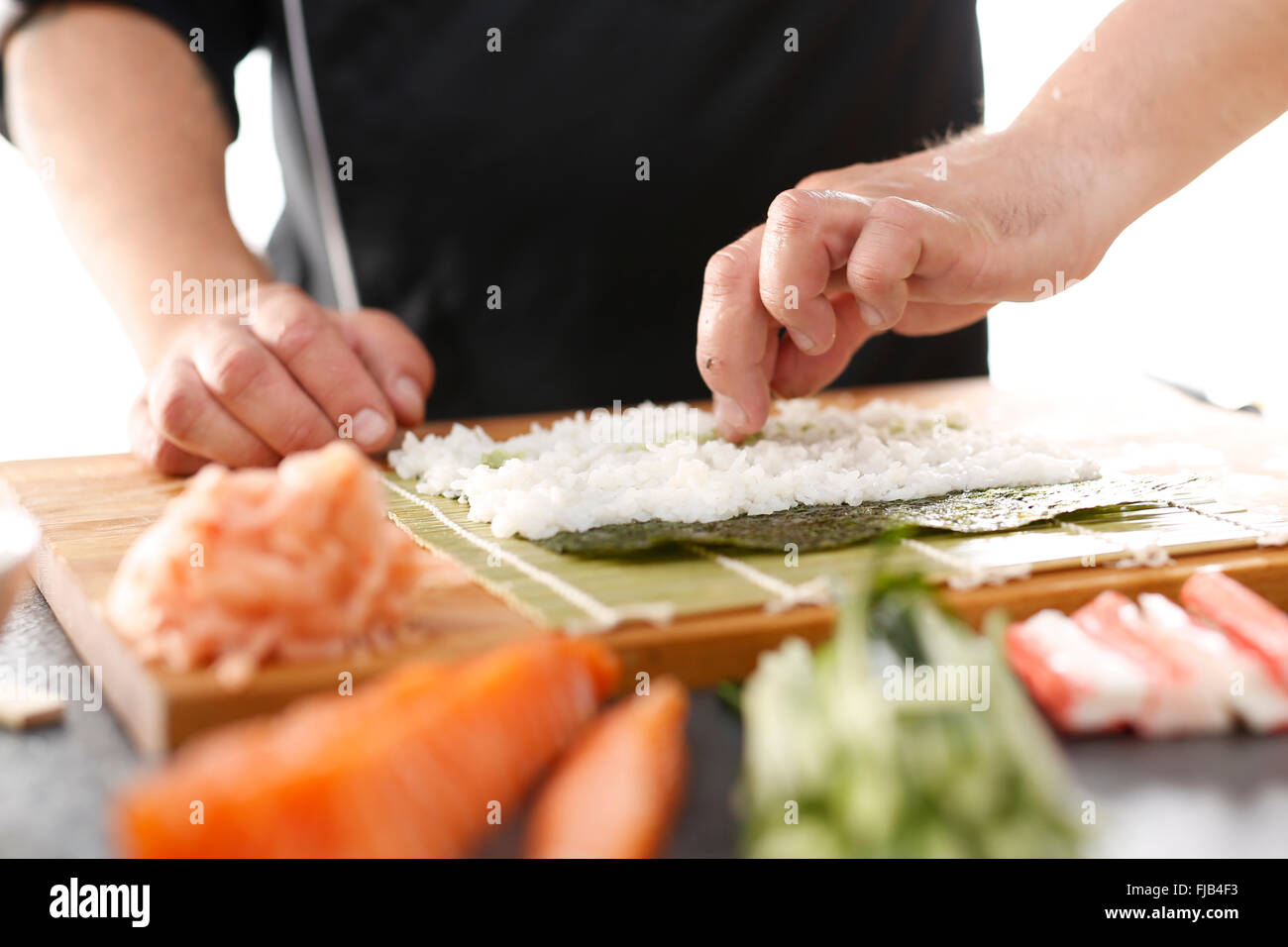 Maestro di sushi preparazione di sushi in un ristorante giapponese . Cucina Giapponese e sushi. Menu Sushi. Il ristorante giapponese e sushi.Sushi roll Foto Stock