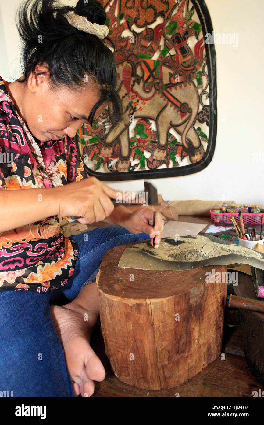 Donna thailandese artigianale che fa tradizionale Nang Yai falò ombra da bufalo nascondere a Nakhon È Thammarat, Thailandia del Sud Foto Stock