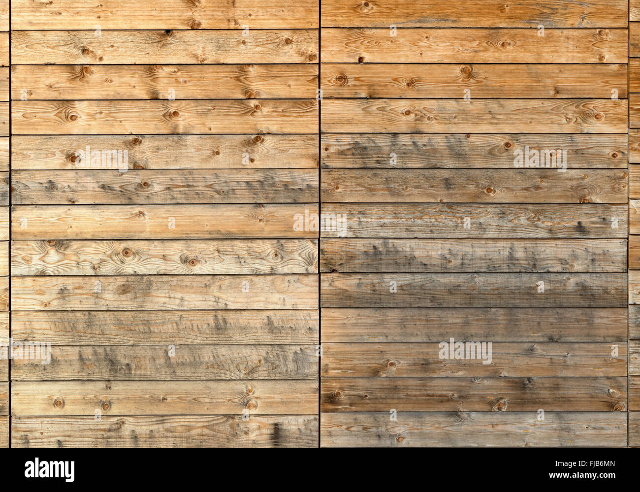 Close-up di un fortemente sporchi facciata in legno di orizzontale, schede di ampio Foto Stock