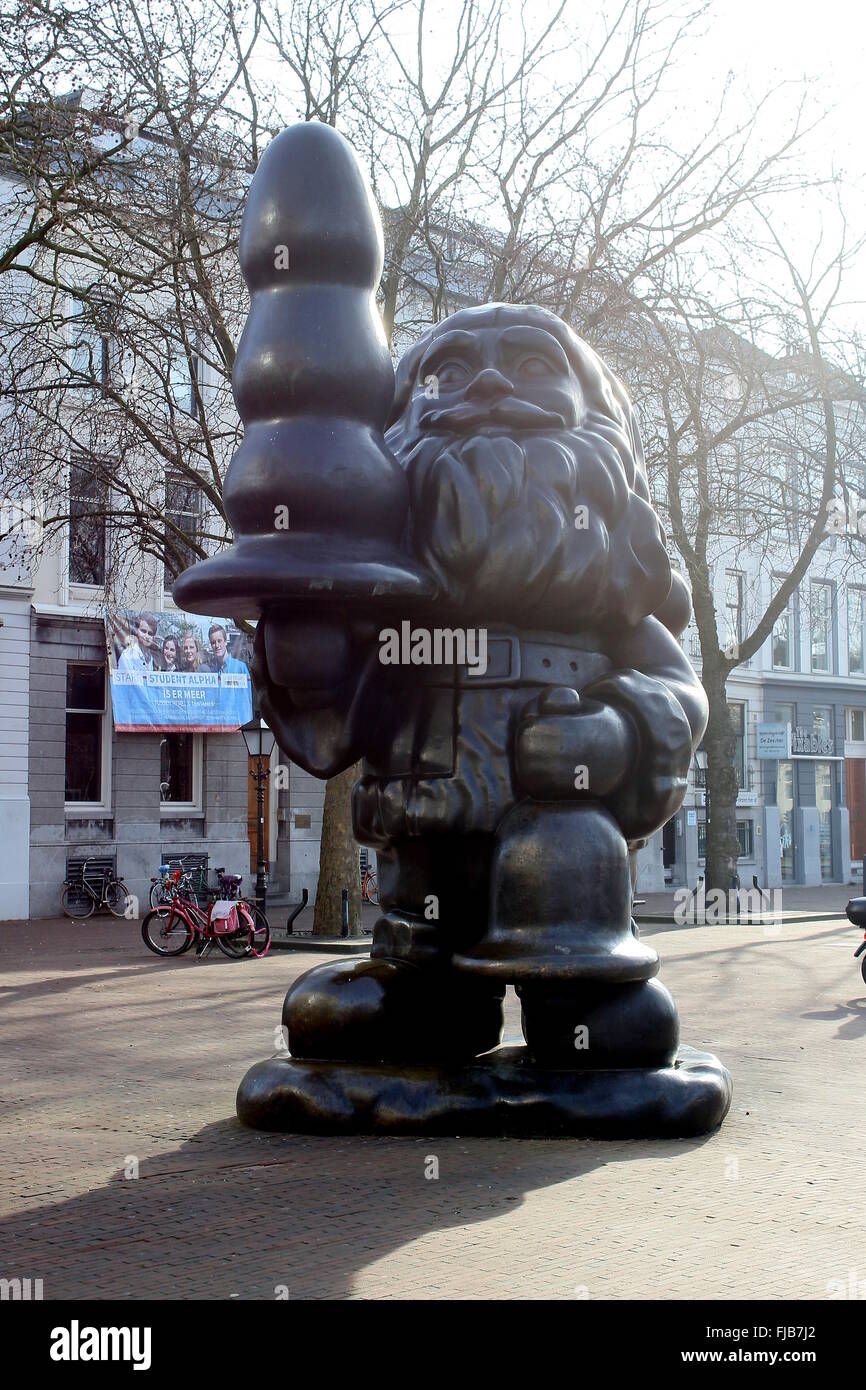 Controversa statua di Santa Claus (soprannominato: il Butt plug gnome) di  Paul McCarthy. Eendrachtsplein, Rotterdam, Paesi Bassi Foto stock - Alamy