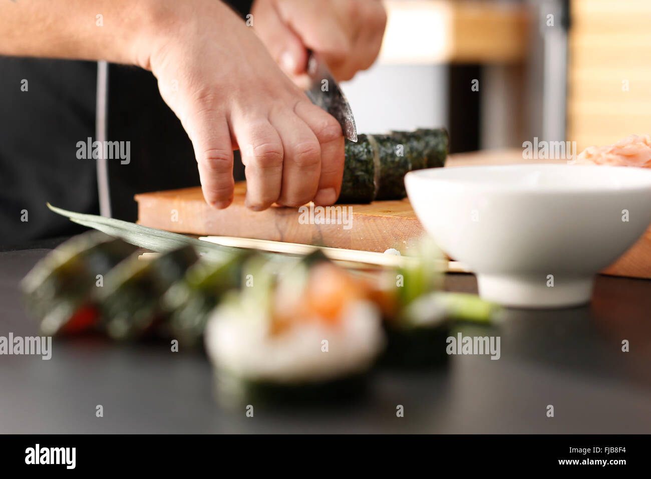 Il ristorante giapponese e sushi. Classic I sushi giapponesi La cucina servita su una lastra di pietra. Sushi. Salmone affumicato nigiri sushi. Foto Stock