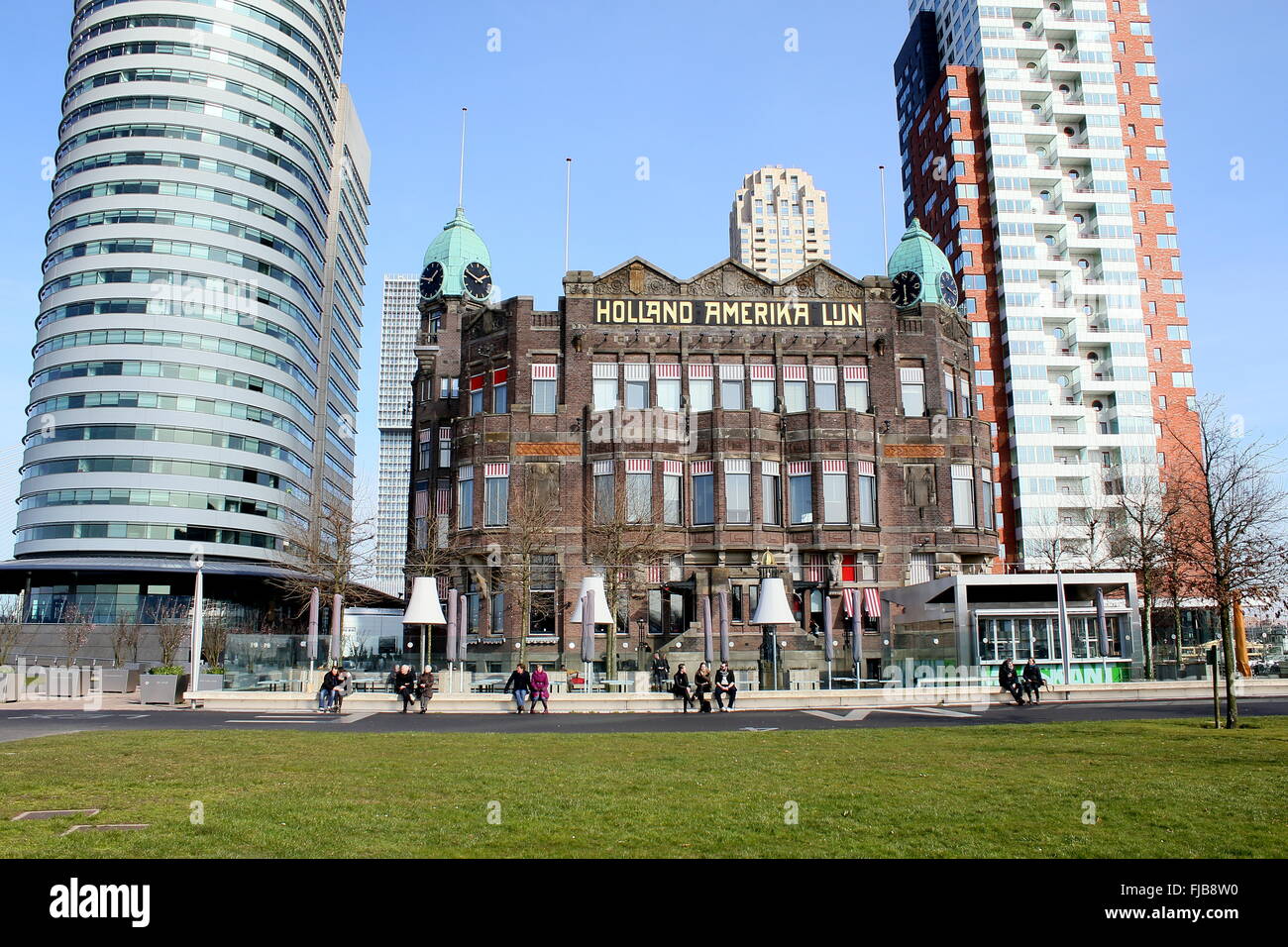 Hotel New York (1917) di Rotterdam, Paesi Bassi. Costruito in stile Art Nouveau. Fiancheggiato da World Port Center & Montevideo torri Foto Stock