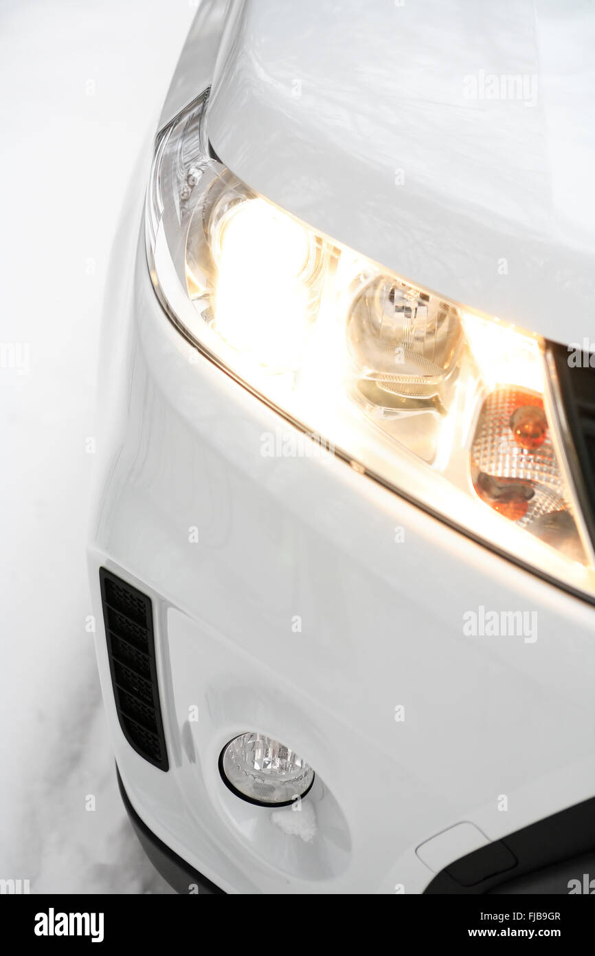 Vista dettagliata del nuovo e moderno di colore bianco con auto faro di illuminazione Foto Stock