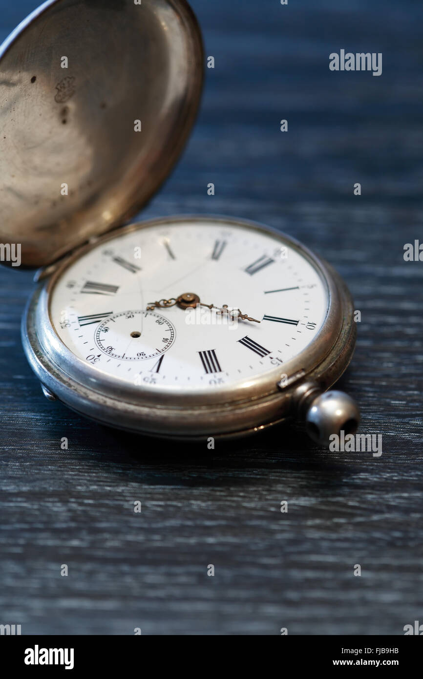 Ore di officina. Antica argento inoperativa orologio da tasca Foto Stock