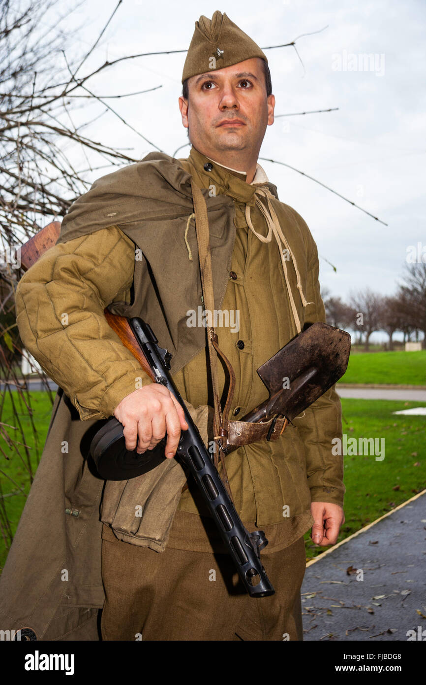 Seconda guerra mondiale esercito russo uniforme. Uomo in posa, metà verso con mano sul burp pistola, PPSh-41 e pala infilato nella cinghia. La rievocazione Foto Stock