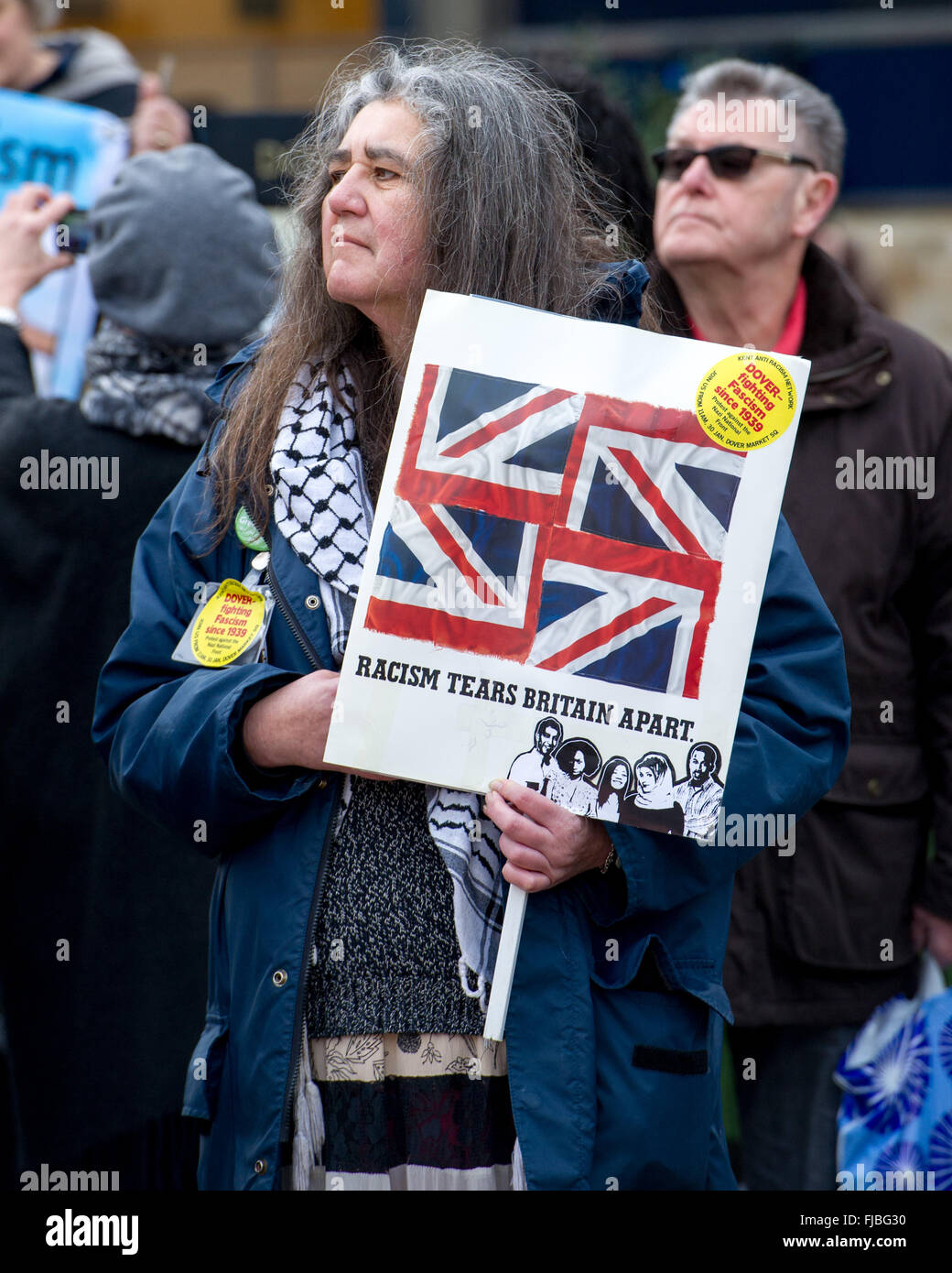 Scontri come anti-immigrazione gruppi compresi il Fronte Nazionale (NF) e la difesa inglese League (EDL) protesta a Dover. In un tentativo di interrompere l'estremo destro, gruppi antifascisti tra cui unirsi contro il fascismo (UAF) e il Kent Anti-Racism Network (KARN) tenere un contatore-protesta. Dotato di: atmosfera dove: Dover, Regno Unito quando: 30 Gen 2016 Foto Stock