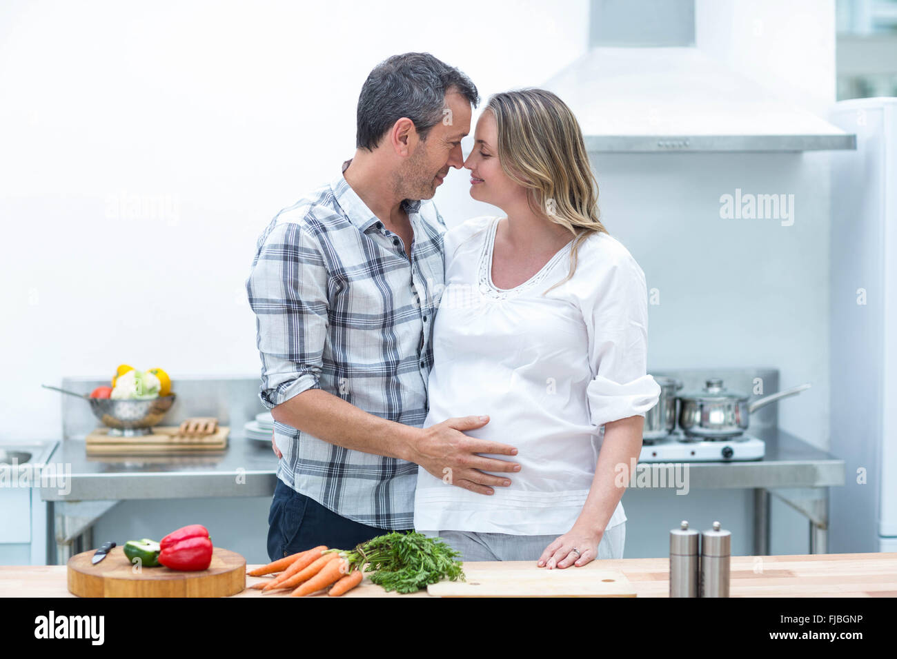 L'uomo faccia a faccia con la donna in stato di gravidanza Foto Stock