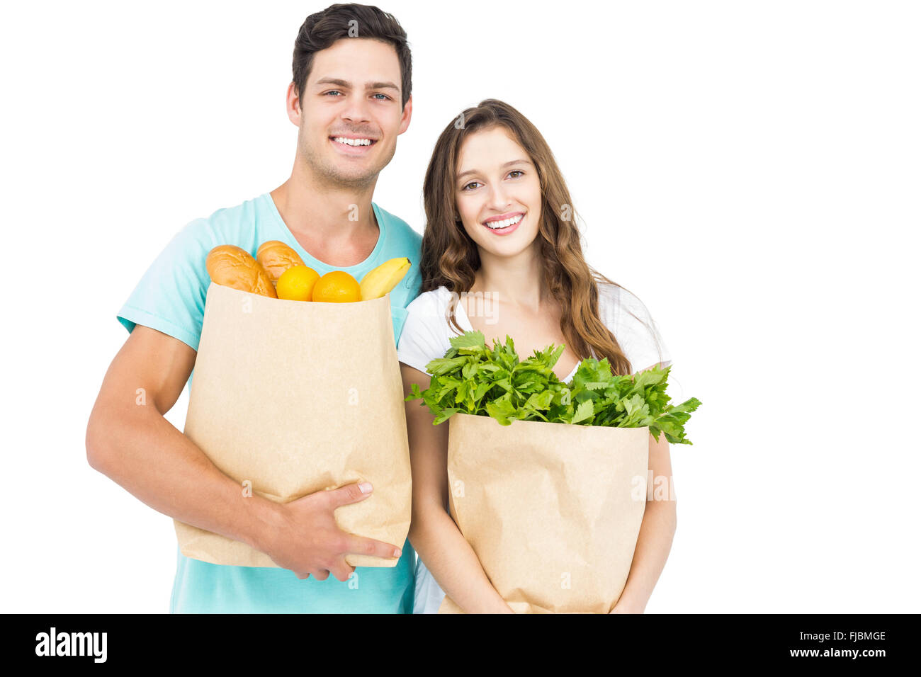 Coppia felice che trasportano sacchi di negozi di generi alimentari Foto Stock