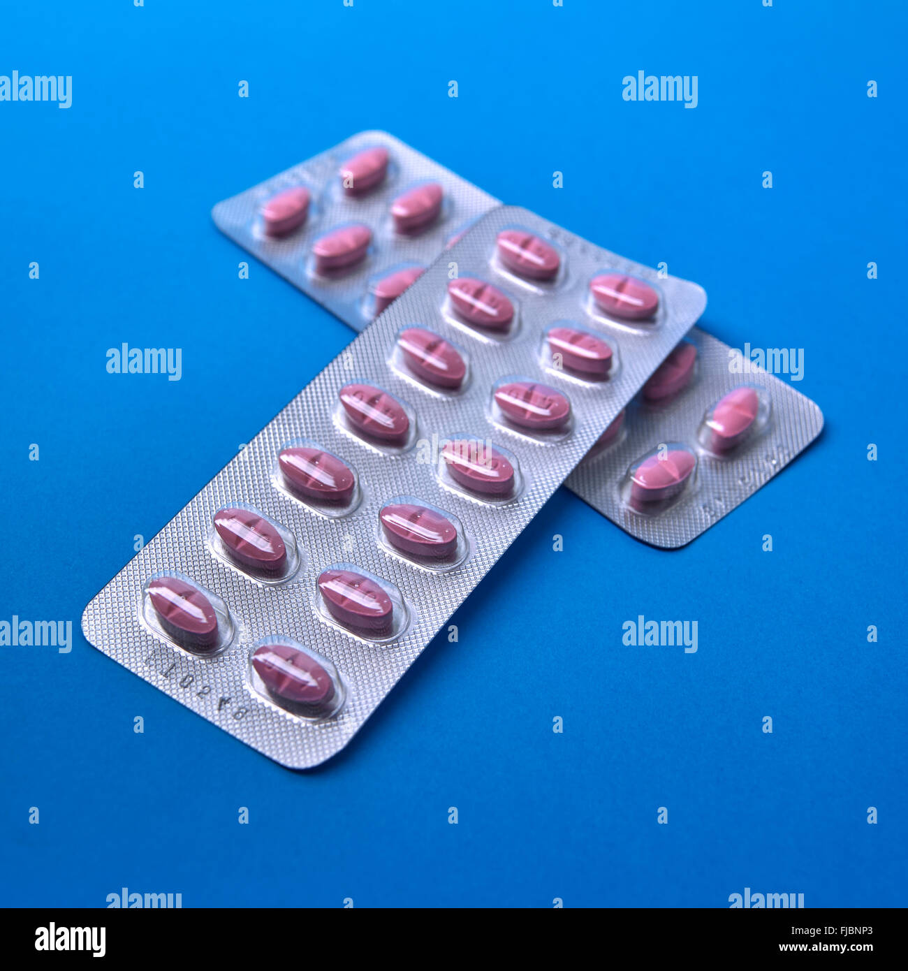 Statine, i farmaci ipocolesterolemizzanti, nel confezionamento di blister su sfondo blu Foto Stock