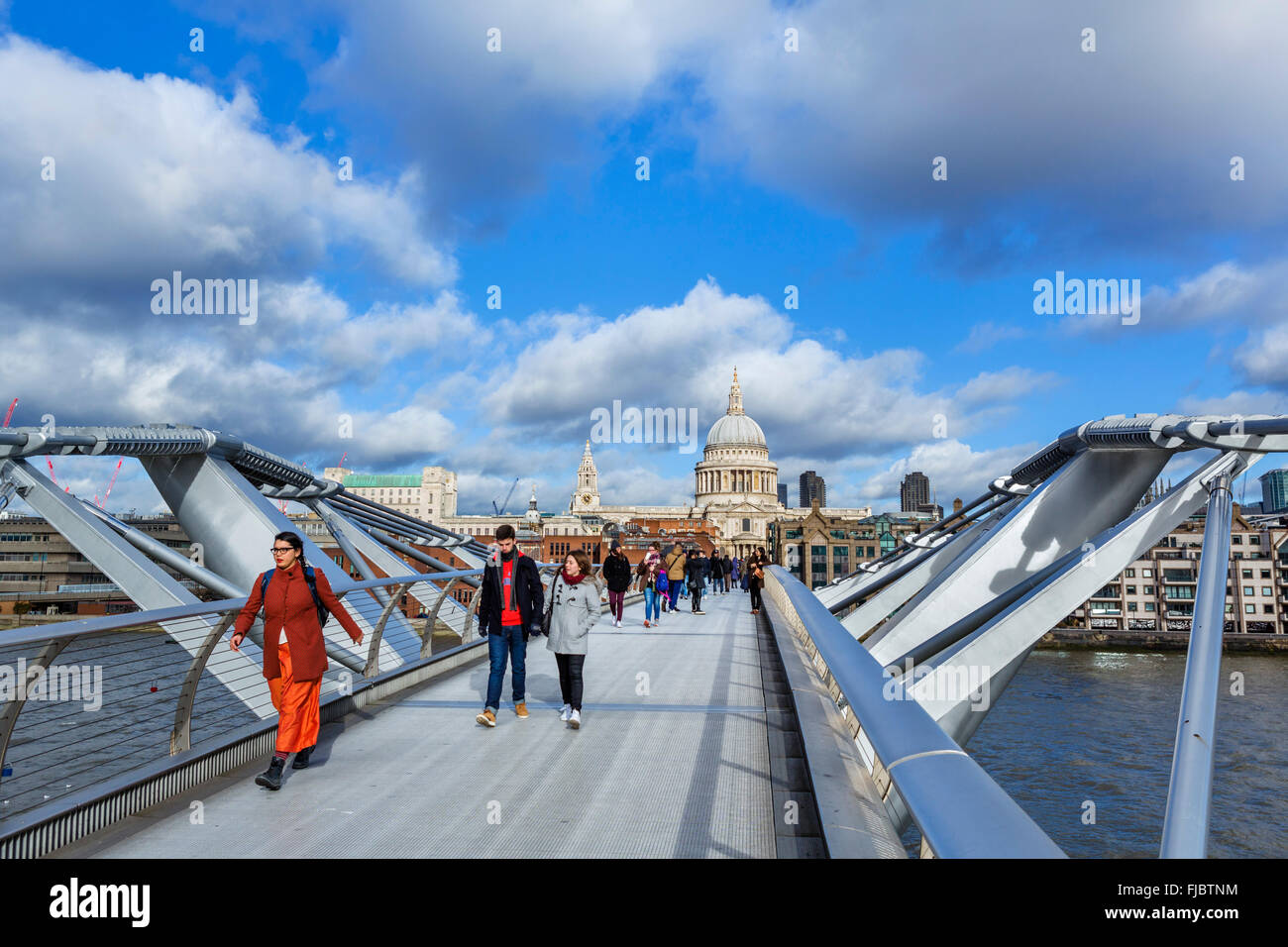 Vista sul Millennium Bridge e il fiume Tamigi verso la Cattedrale di St Paul, Londra, Inghilterra, Regno Unito Foto Stock