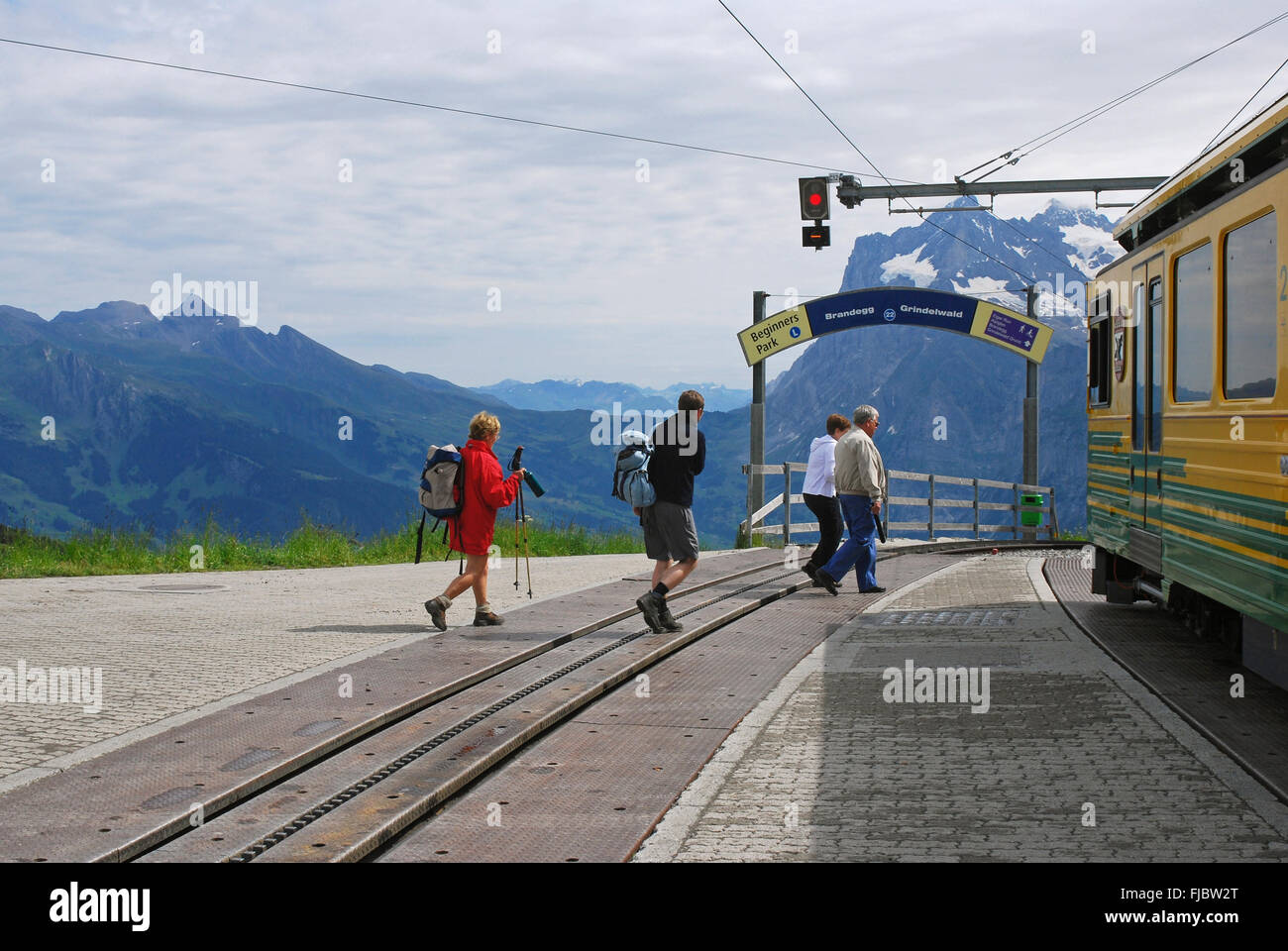 I turisti alla stazione ferroviaria a Kleine Scheidegg, Oberland bernese, regione di Jungfrau, Svizzera Foto Stock