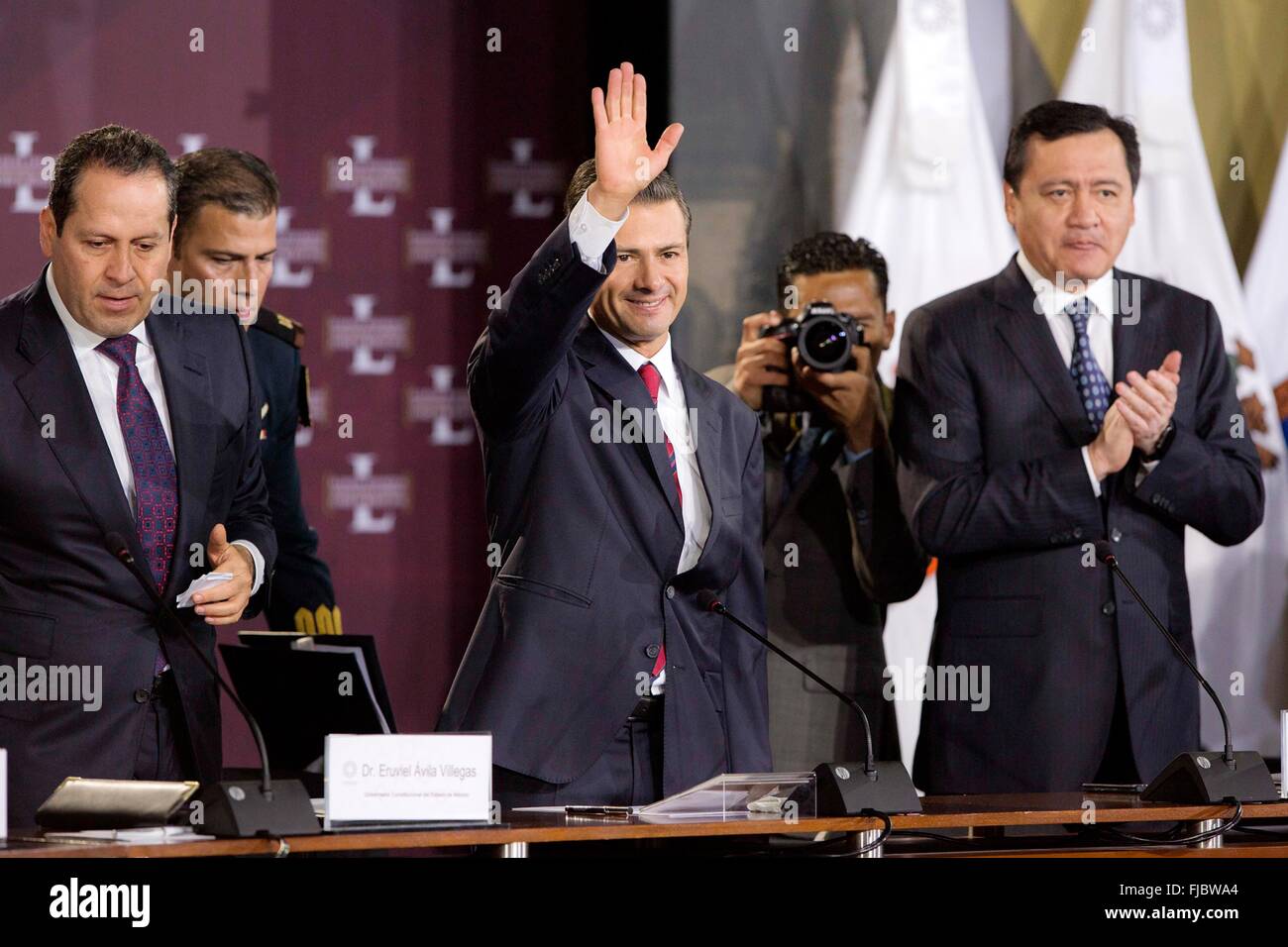 Toluca, Messico. Il 29 febbraio, 2016. Il Presidente messicano Enrique Peña Nieto, centro, onde durante la cinquantesima assemblea nazionale della Conferenza dei Governatori Febbraio 29, 2016 a Toluca, Messico. In piedi accanto al Presidente sono governatore dello Stato del Messico e Presidente della Conferenza Nazionale dei governatori Eruviel Avila, sinistra e Sec. degli interni Miguel Chong, destra. Foto Stock