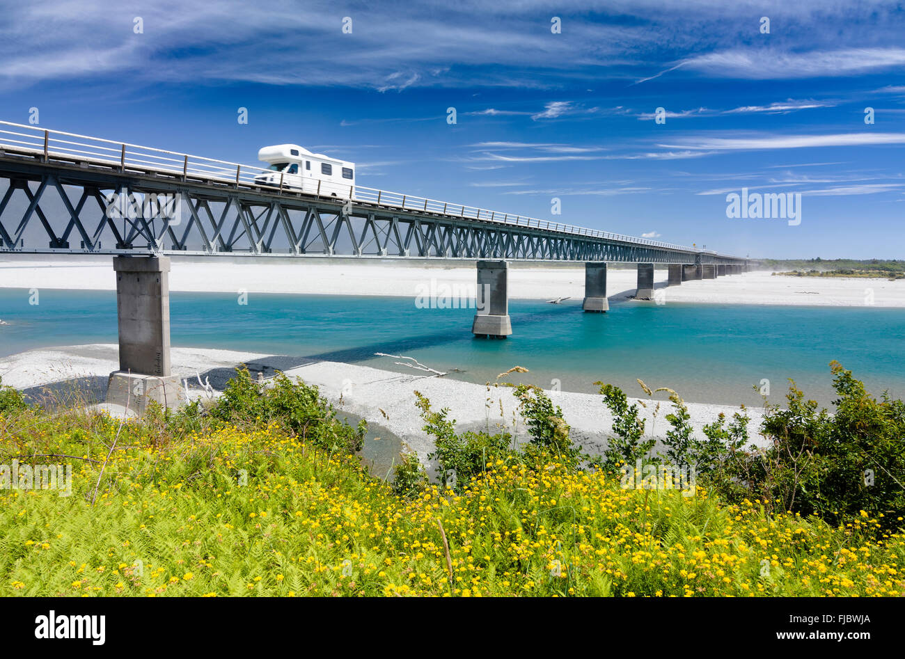 Caravan guida su Haast River Bridge e il più lungo di una singola corsia ponte in Nuova Zelanda, nella costa occidentale dell'Isola del Sud, Nuova Zelanda Foto Stock