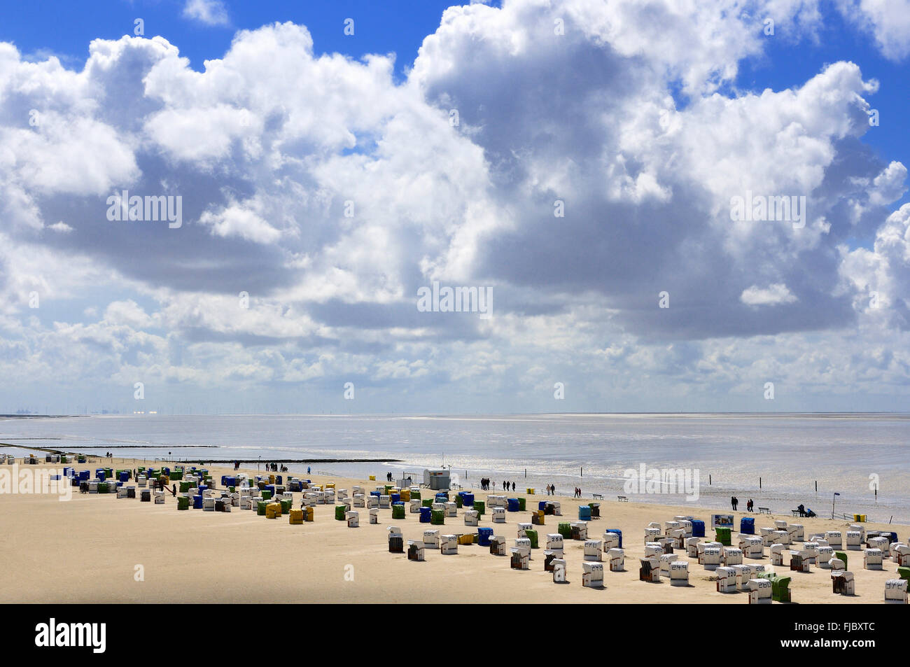 Spiaggia di Norddeich con sdraio in spiaggia, Norddeich, Mare del Nord, Bassa Sassonia, Germania Foto Stock