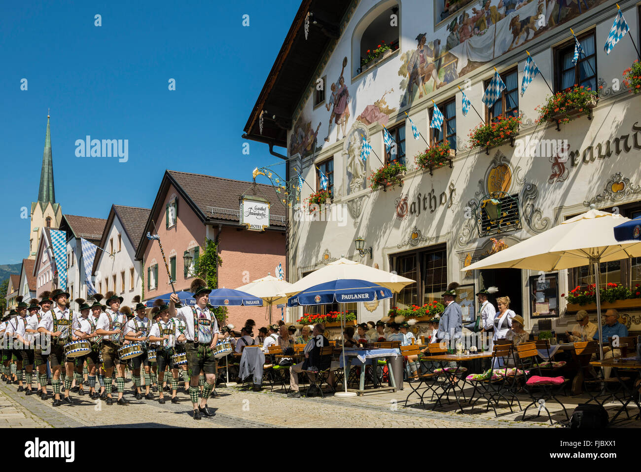 Parade, tradizionale sfilata in costume, Garmisch-Partenkirchen, Alta Baviera, Baviera, Germania Foto Stock
