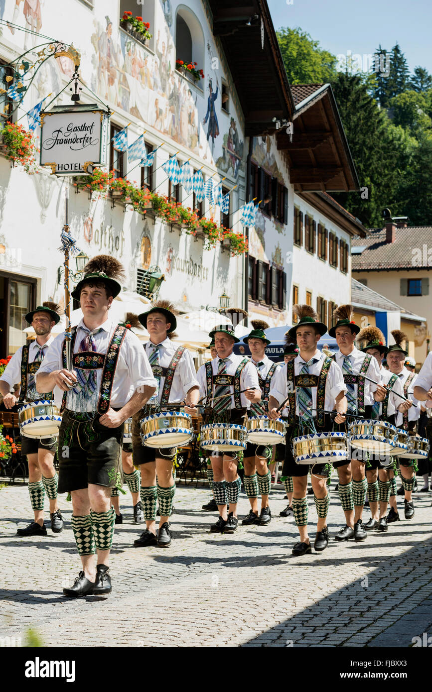Parade Marching Band, tradizionale sfilata in costume, Garmisch-Partenkirchen, Alta Baviera, Baviera, Germania Foto Stock