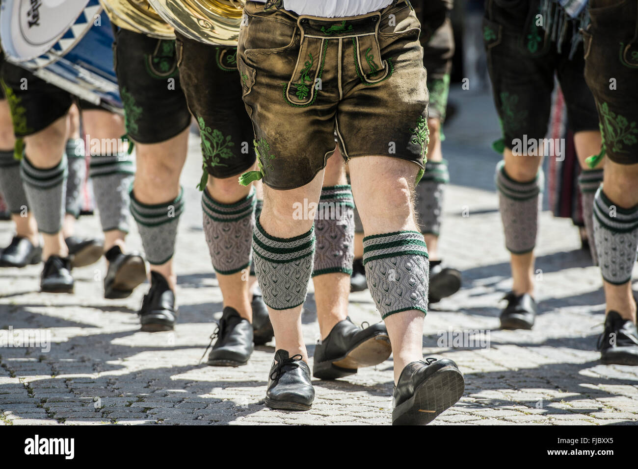 Gli uomini in tedesco lederhosen, tradizionali pantaloni di pelle in corrispondenza di una sfilata, tradizionale sfilata in costume, Garmisch-Partenkirchen Foto Stock