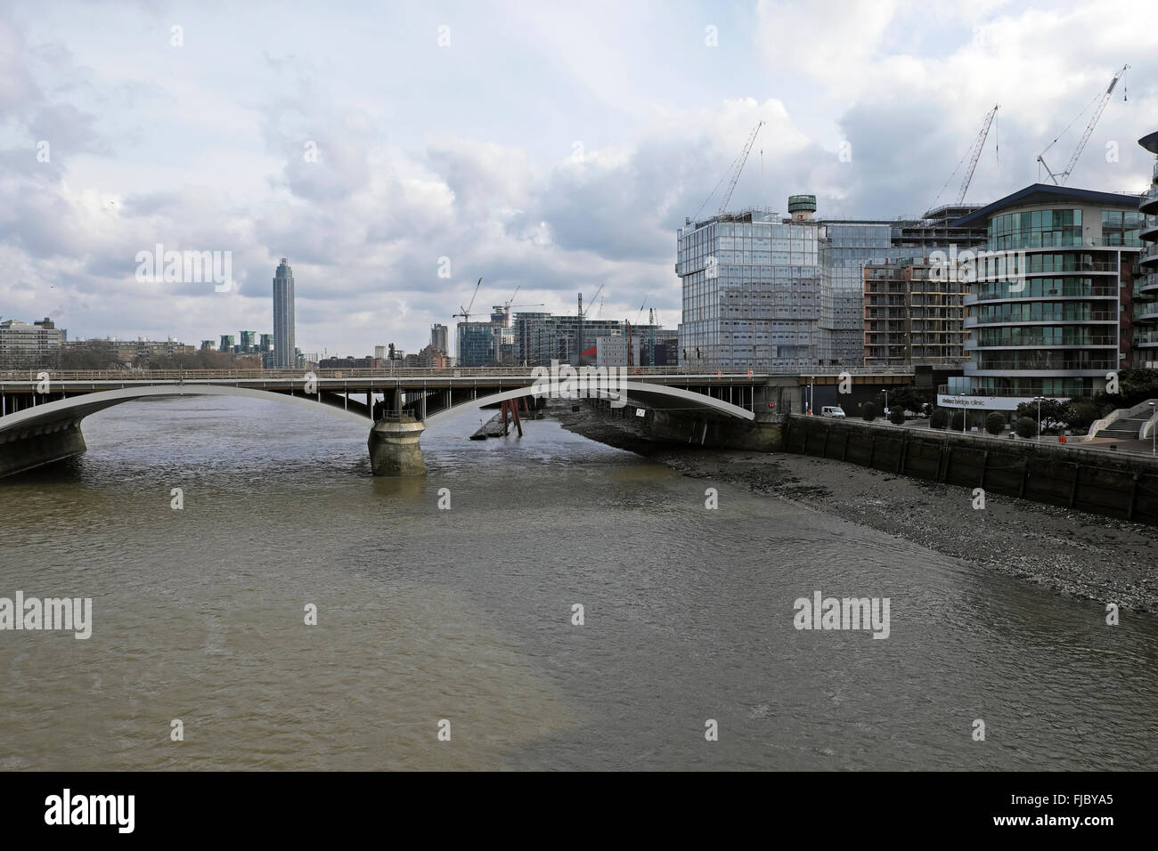 Il fiume Tamigi, Victoria ponte ferroviario ed edifici in costruzione nel febbraio 2016 Londra UK KATHY DEWITT Foto Stock