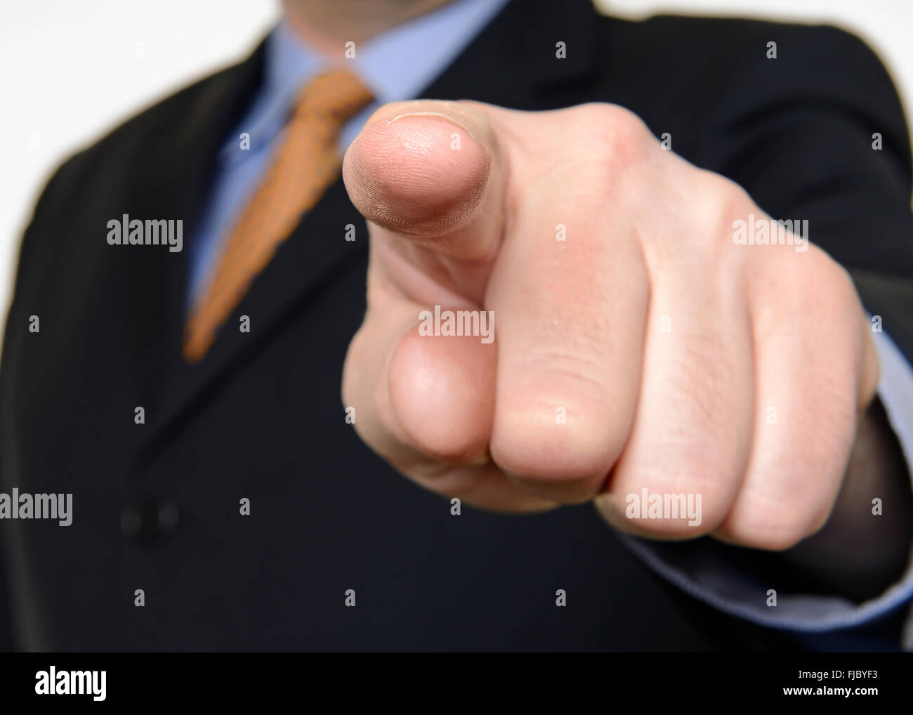 Imprenditore puntando il dito, vicino. Foto Stock