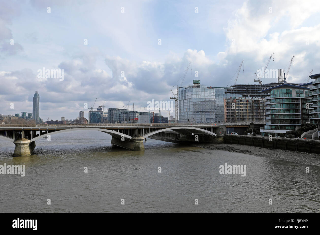 Il fiume Tamigi, Victoria ponte ferroviario, St George's Tower & new riverside appartamenti in costruzione nel 2016 Londra UK KATHY DEWITT Foto Stock