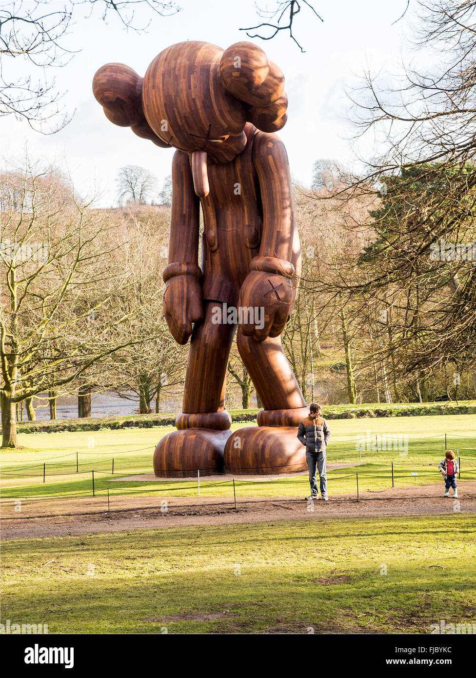Il legno scultura Cartoon piccoli giacciono spicca a Yorkshire Sculpture Park West Bretton Yorkshire England Regno Unito Foto Stock