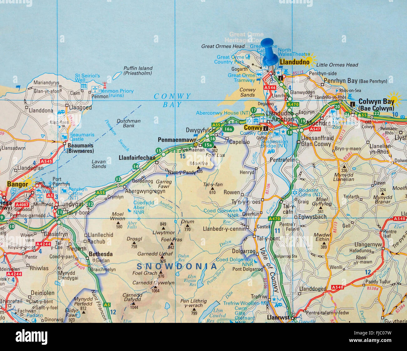 Mappa stradale della costa settentrionale del Galles che mostra di Colwyn Bay, Conwy and Snowdonia con una mappa il pin nella città di vacanze di Llandudno. Foto Stock