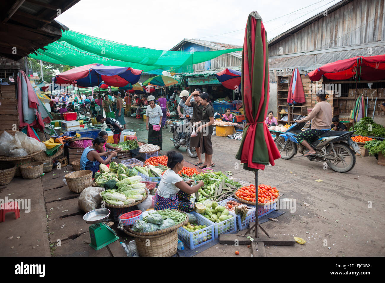 MANDALAY, Myanmar — Una strada che fa parte del mercato del pesce e dei fiori a Mandalay, Myanmar (Birmania). Foto Stock