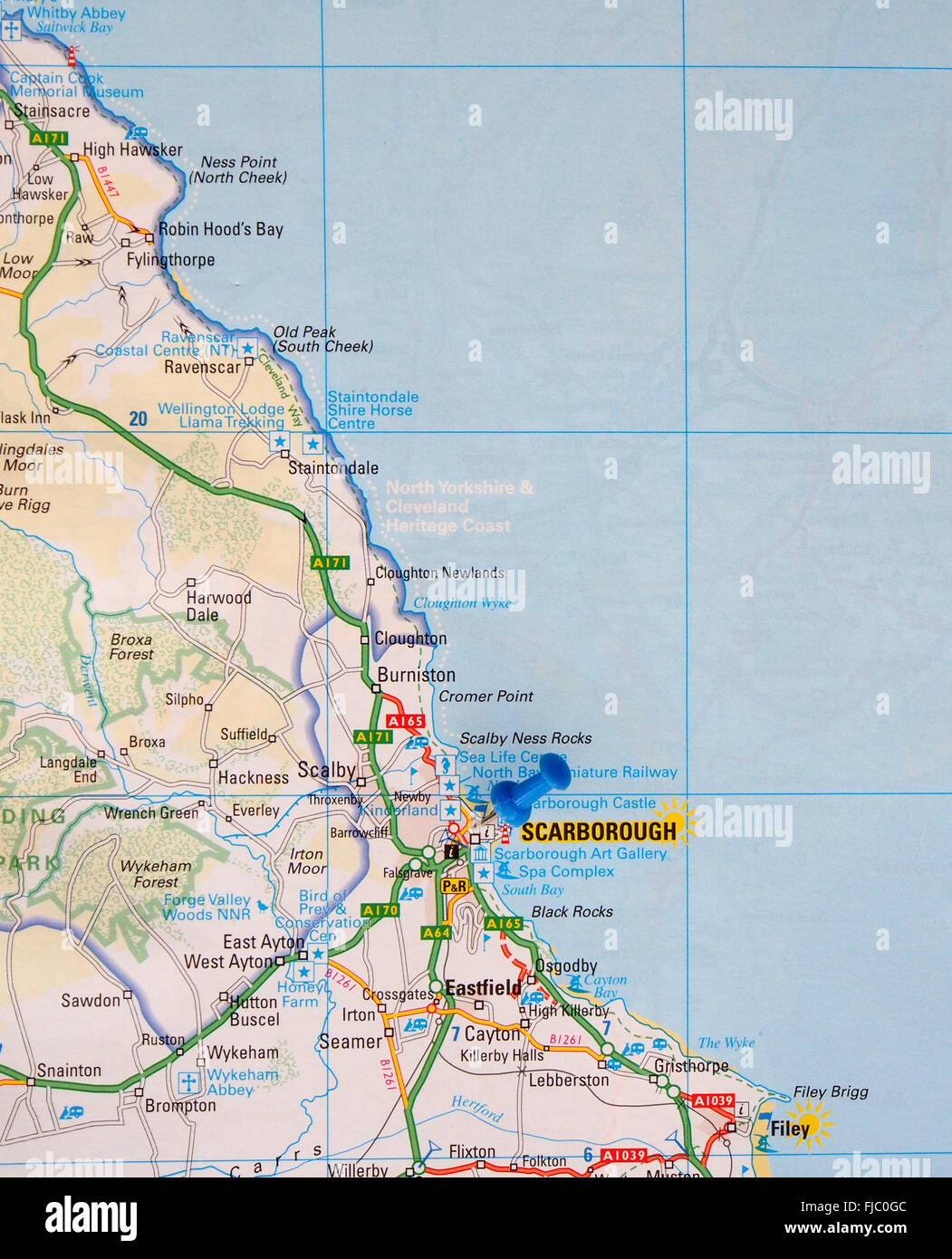 La mappa stradale di la costa orientale dell'Inghilterra, mostrando Robin cappe Bay e Filey e con una mappa il pin nella città di vacanze di Scarborough. Foto Stock