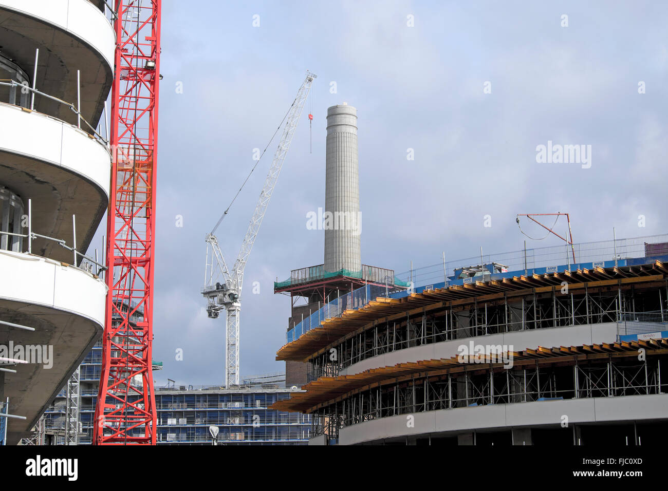 Vista di un singolo Battersea Power Station gru camino costruzione lo sviluppo in Nine Elms Londra UK KATHY DEWITT Foto Stock