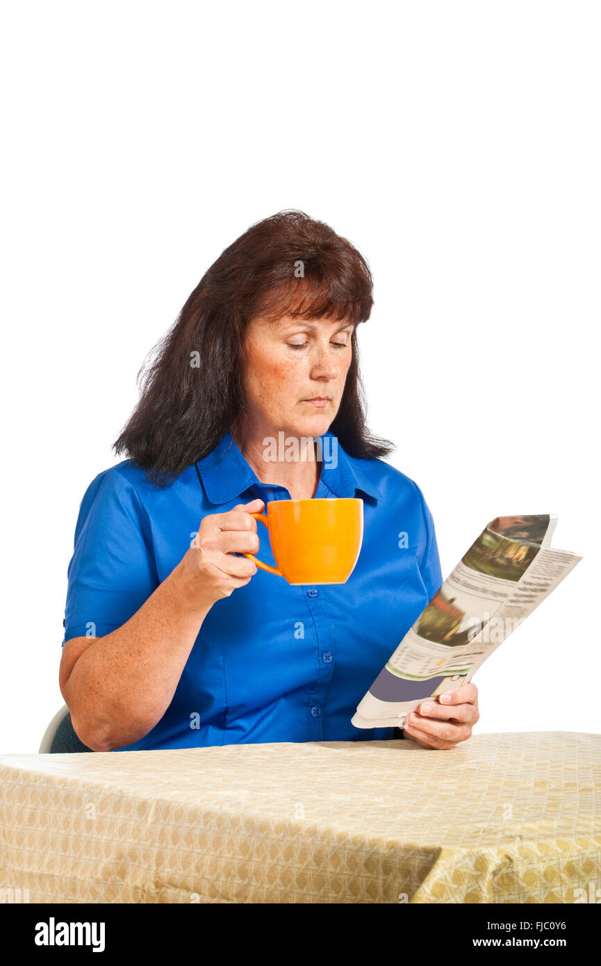 Imprenditrice a bere caffè e quotidiano di lettura Foto Stock