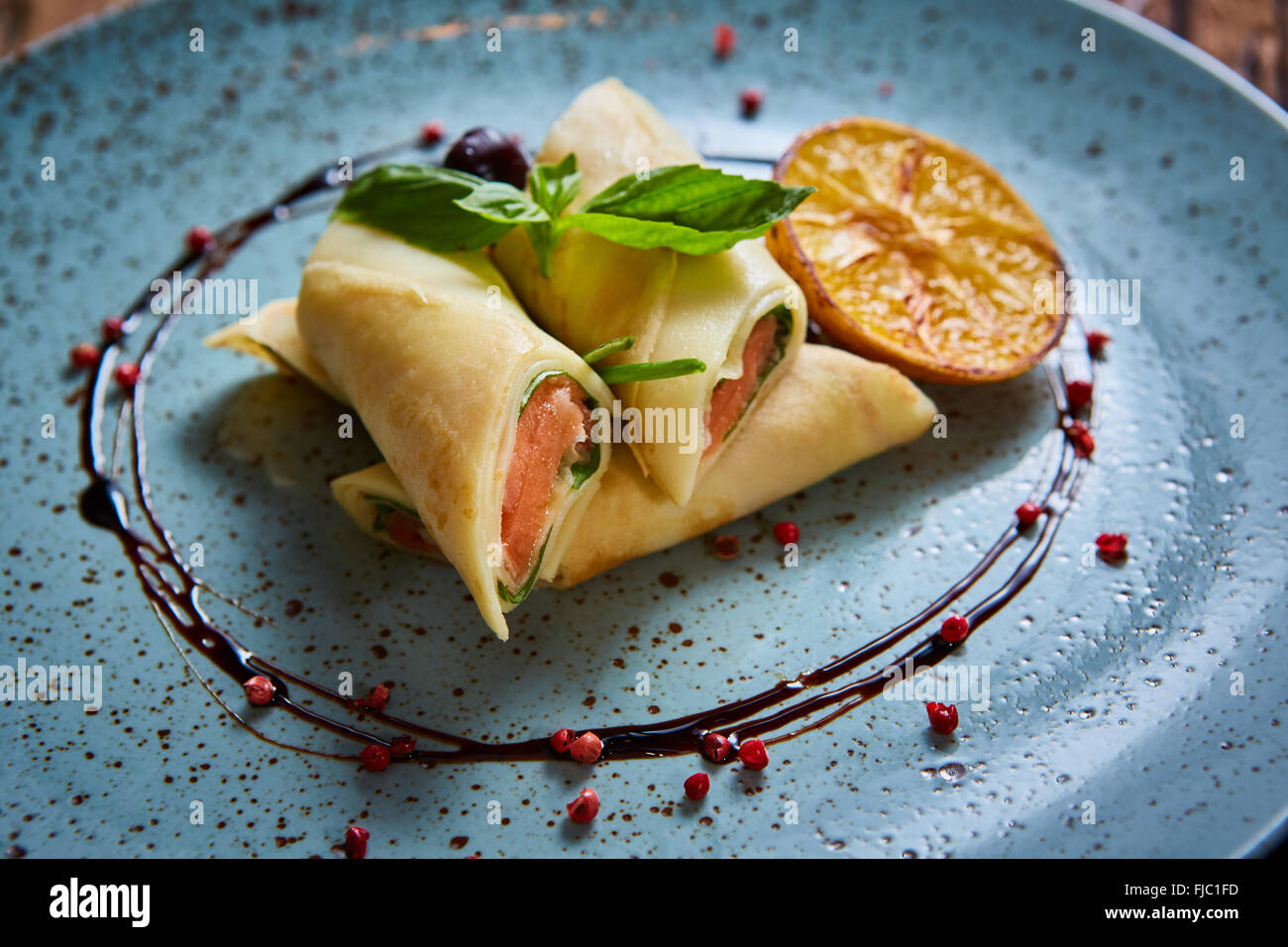 Crepes con salmone affumicato Foto Stock