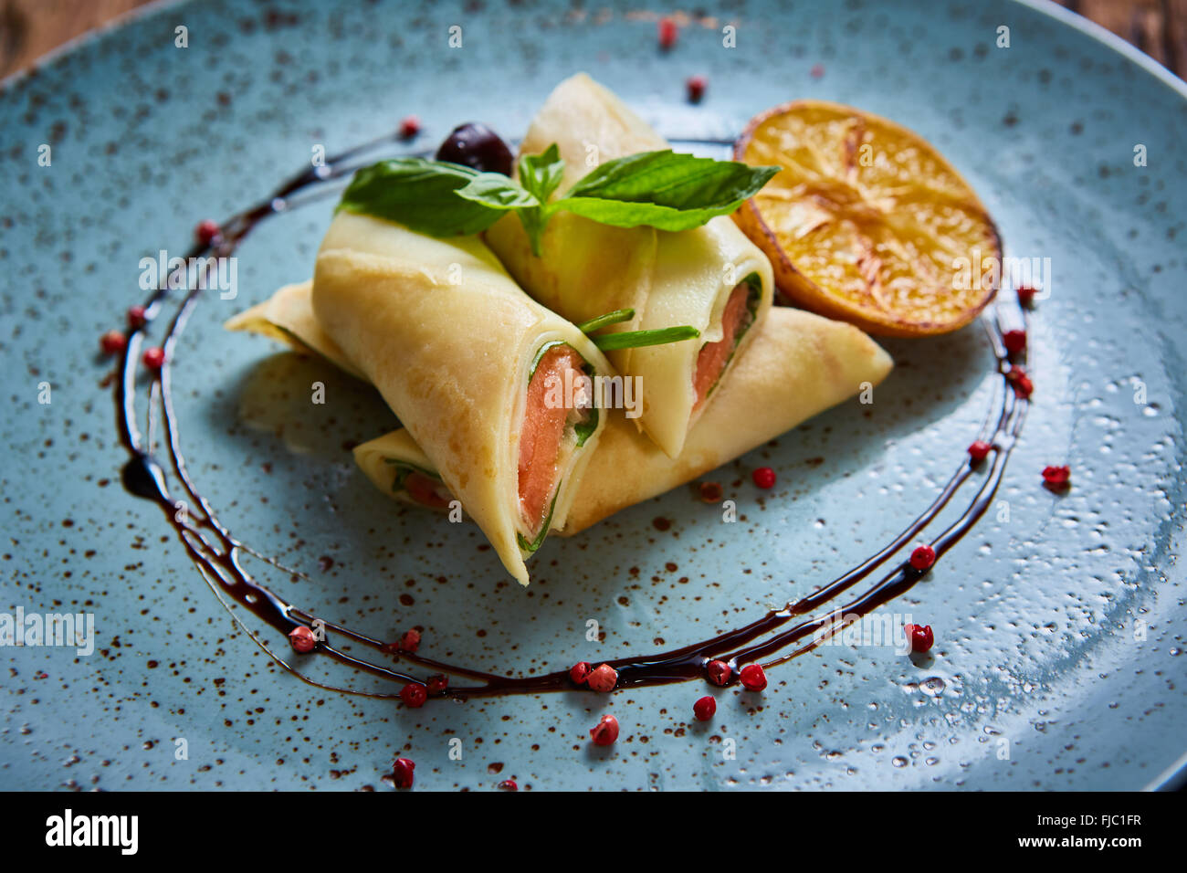 Crepes con salmone affumicato Foto Stock