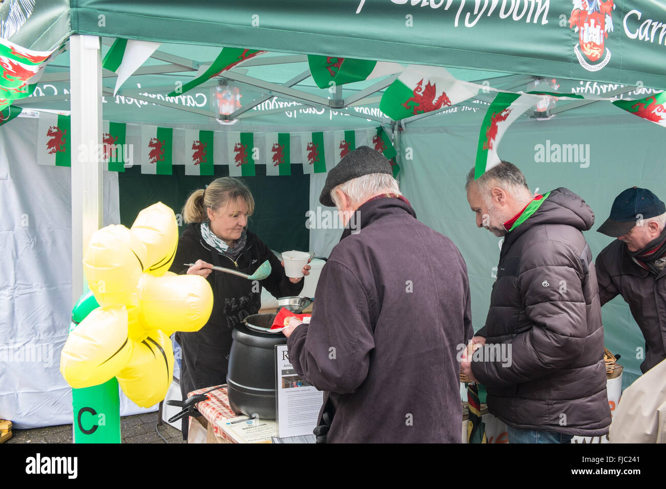 Carmarthen, Wales, Regno Unito. 1 Marzo, 2016. Carmarthen, Wales, Regno Unito. 1 Marzo, 2016. Servire il gallese cawl alla Guidhall Square,Carmarthen,Galles. Credito: Paolo Quayle/Alamy Live News Foto Stock