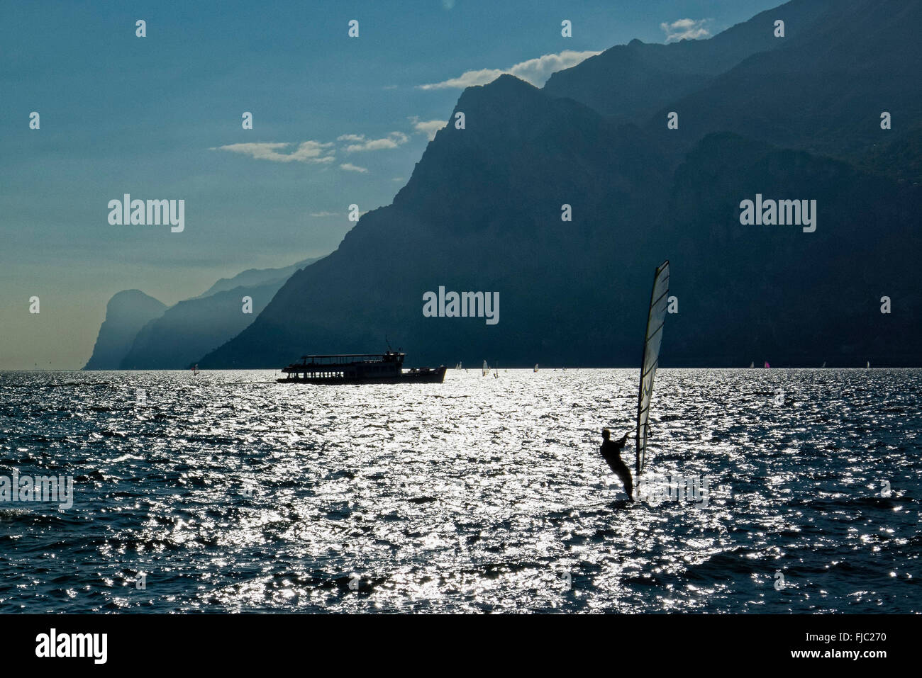 Wind Surf, montagne, estremità nord del lago vicino a Torbole sul lago di Garda, Trentino, Italia Foto Stock