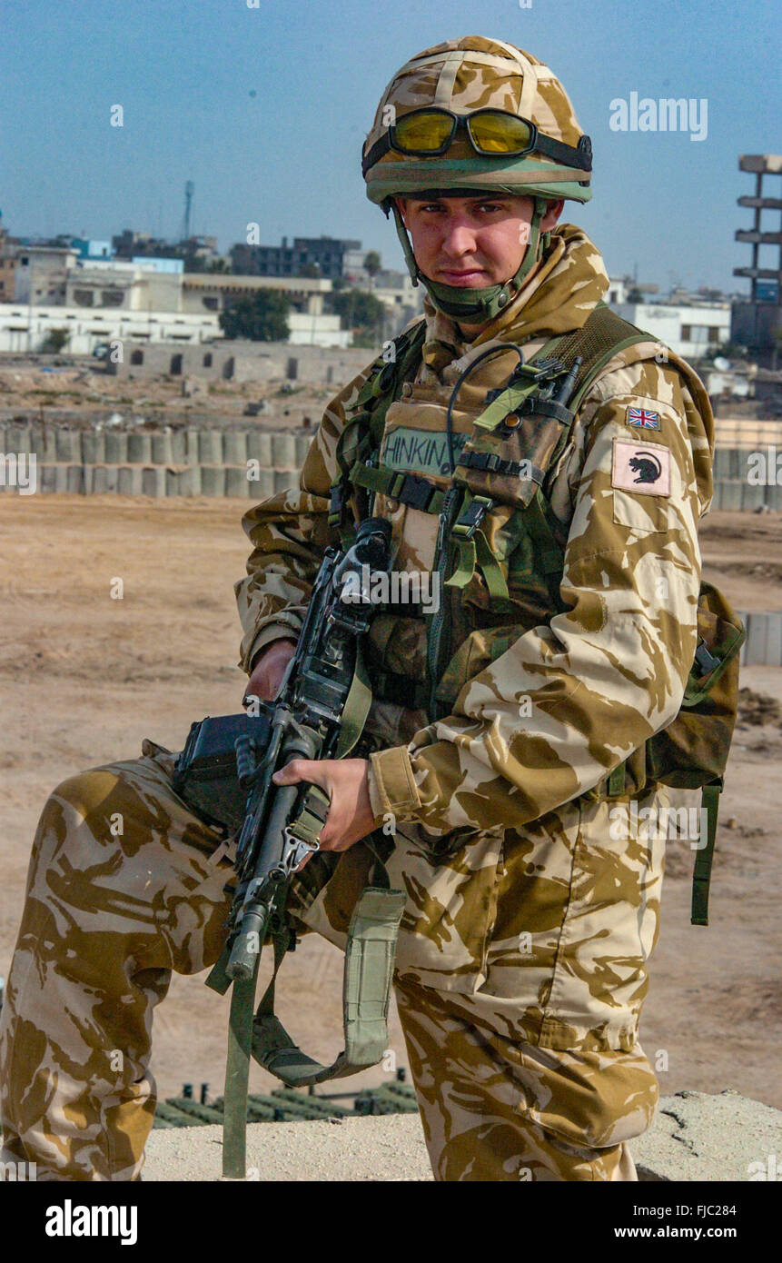 Il Welsh guards battel gruppo su vi tour of duty in Iraq 2004. esse sono state pubblicate appena fuori al lato Arhmar in Iraq meridionale. e incluse bom arma di smaltimento trova e pattuglie di sicurezza.erano lì 2004/2005 op telic 5. Foto Stock