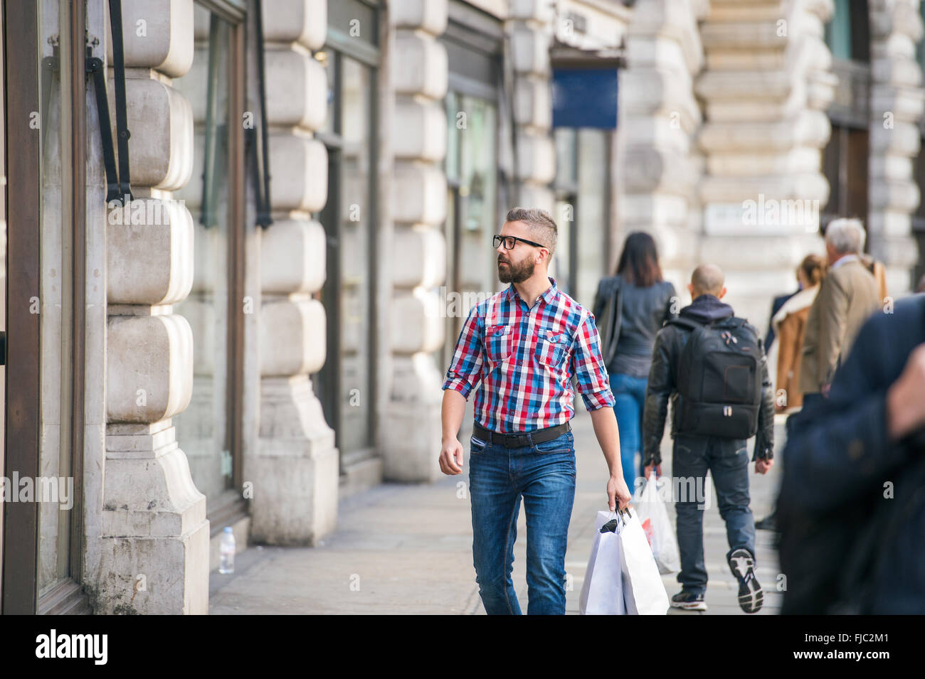 Hipster uomo shopping nelle strade di Londra Foto Stock