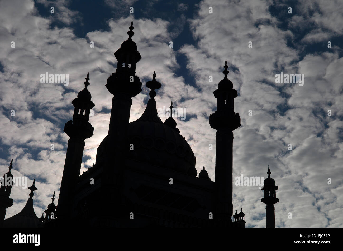 Cupola e minareti di Brighton Royal Pavilion di silhouette, la mattina presto, Brighton, Regno Unito Foto Stock