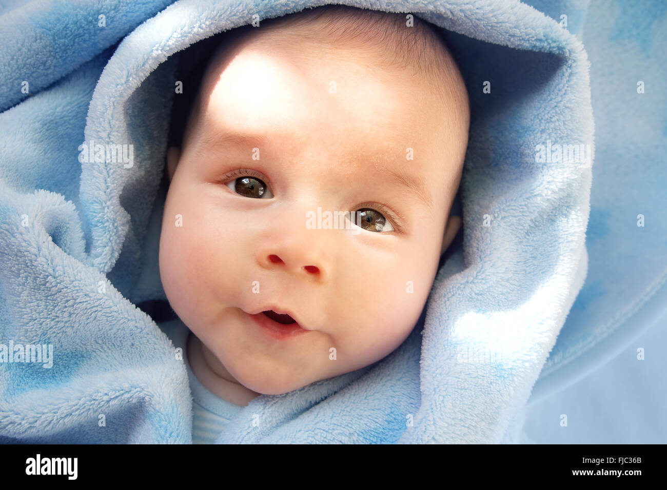 Tre mesi di età bambino avvolto nella coperta di blu Foto Stock