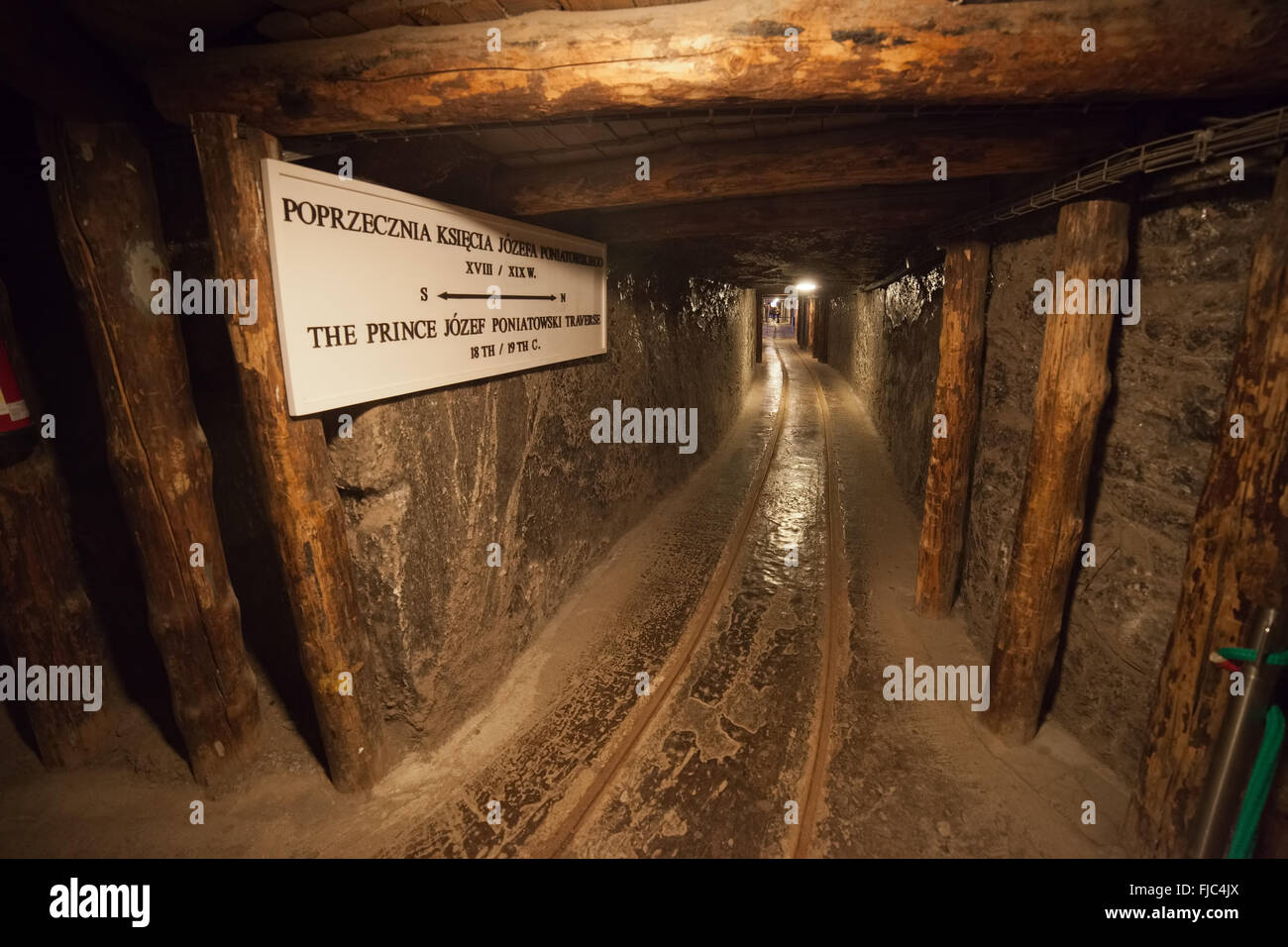 Europa, Polonia, tunnel con i binari della ferrovia metropolitana di Miniere di Sale di Wieliczka, Principe Józef Poniatowski traversa Foto Stock