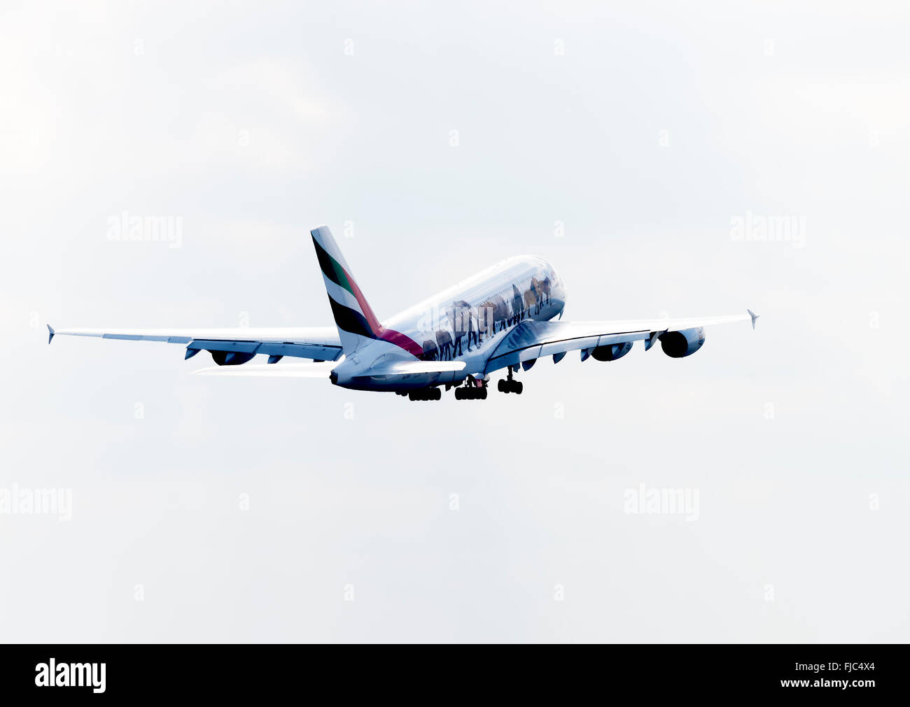 Emirates Airline Airbus A380-861 A6-EEI aereo di linea in decollo all'Aeroporto Internazionale di Manchester Inghilterra England Regno Unito Regno Unito Foto Stock