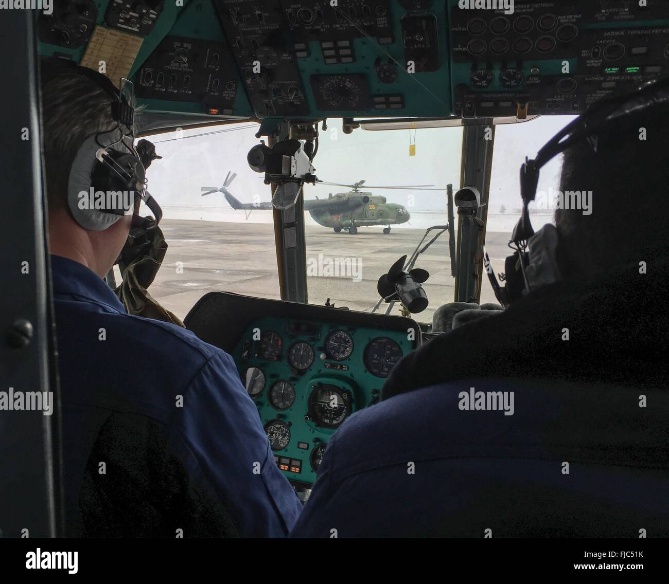 Ricerca russo e le forze di recupero che sposta gli elicotteri e i team di assistenza da Karaganda a Zhezkazgan in preparazione per domani Soyuz TMA-18M navicella spaziale atterra con spedizione equipaggio 46 Marzo 1, 2016 in Zhezkazgan, Kazakistan. Il comandante Scott Kelly della NASA e cosmonauti russi Mikhail Kornienko di Roscosmos sarà di ritorno dopo il completamento di una stazione spaziale internazionale registra un anno di missione e Sergey Volkov è rientrato dopo sei mesi sulla stazione. Foto Stock