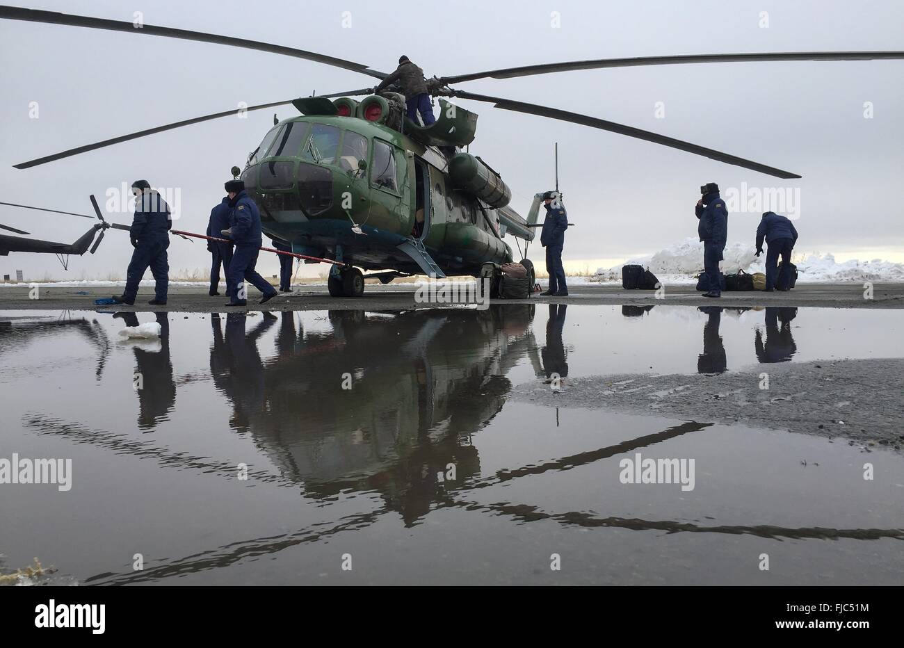 Ricerca russo e le forze di recupero che MI-8 personale elicottero legare giù dopo l arrivo all aeroporto di Zhezkazgan da Karaganda in preparazione per domani Soyuz TMA-18M navicella spaziale atterra con spedizione equipaggio 46 Marzo 1, 2016 in Zhezkazgan, Kazakistan. Il comandante Scott Kelly della NASA e cosmonauti russi Mikhail Kornienko di Roscosmos sarà di ritorno dopo il completamento di una stazione spaziale internazionale registra un anno di missione e Sergey Volkov è rientrato dopo sei mesi sulla stazione. Foto Stock