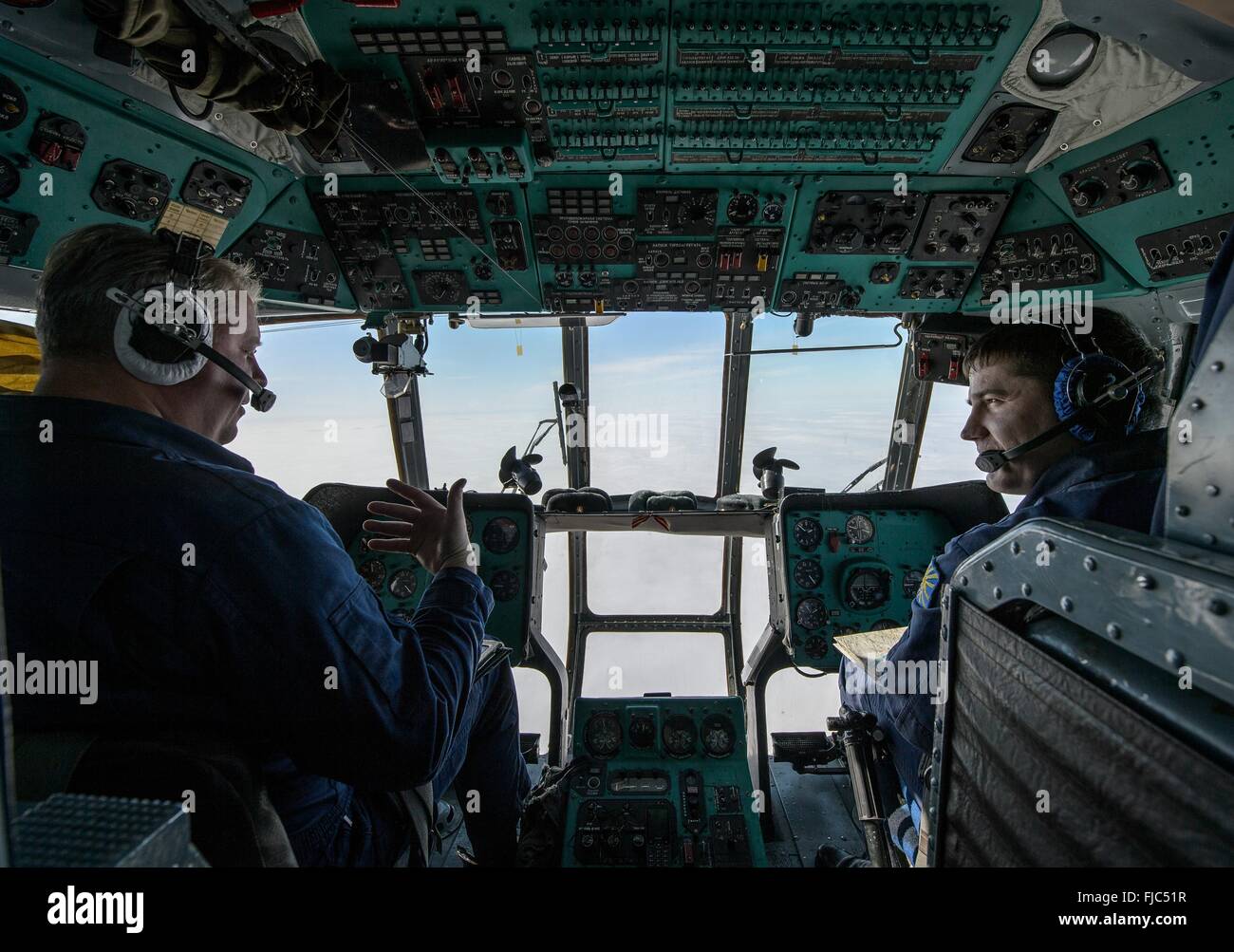 Ricerca russo e le forze di recupero che sposta gli elicotteri e i team di assistenza da Karaganda a Zhezkazgan in preparazione per domani Soyuz TMA-18M navicella spaziale atterra con spedizione equipaggio 46 Marzo 1, 2016 in Zhezkazgan, Kazakistan. Il comandante Scott Kelly della NASA e cosmonauti russi Mikhail Kornienko di Roscosmos sarà di ritorno dopo il completamento di una stazione spaziale internazionale registra un anno di missione e Sergey Volkov è rientrato dopo sei mesi sulla stazione. Foto Stock